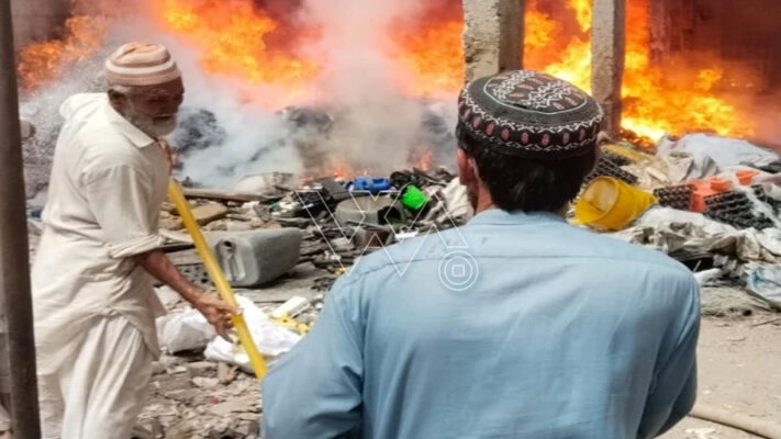 بلدیہ رشید آباد میں کباڑ کے گودام میں آتشزدگی، سامان جل کر خاکستر