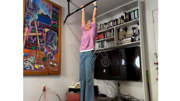 90 سالہ معمر خاتون نے تقریباً 3 منٹ تک لٹک کر نیا ریکارڈ قائم کردیا