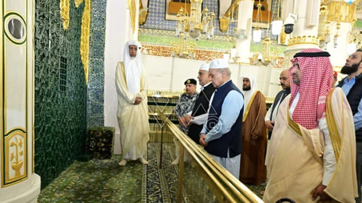 وزیرِاعظم کی وفد کے ہمراہ مسجدِ نبوی ﷺ میں حاضری،ملک وقوم کی ترقی،دنیا بھر کے امن کی دعائیں