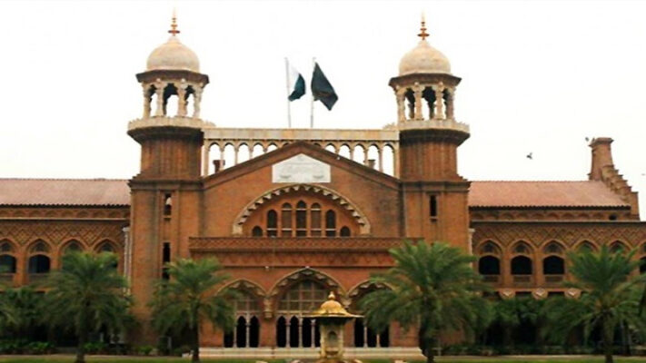 پنجاب میں تین ماہ کی گرمیوں کی چھٹیوں کے خلاف درخواست پر حکومت سے جواب طلب