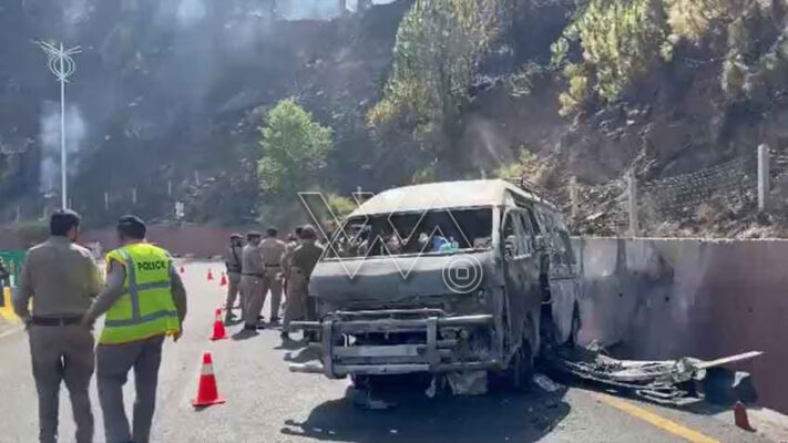 مری ایکسپریس وے پرسیاحوں کی گاڑی میں آگ بھڑک اُٹھی، ایک ہی خاندان کے 10 افراد جاں بحق