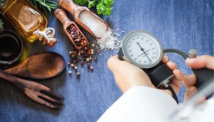 بلڈ پریشر کنٹرول کرنے کیلیے نمک کی مقدار میں کمی کافی نہیں، طبی ماہرین